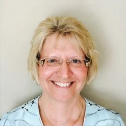 A headshot photo of Lori, a front desk coordinator at Evolve Dental